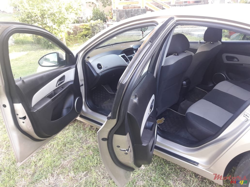 2011' Chevrolet Cruze photo #5