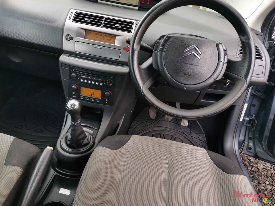 2011' Citroen C4 photo #7