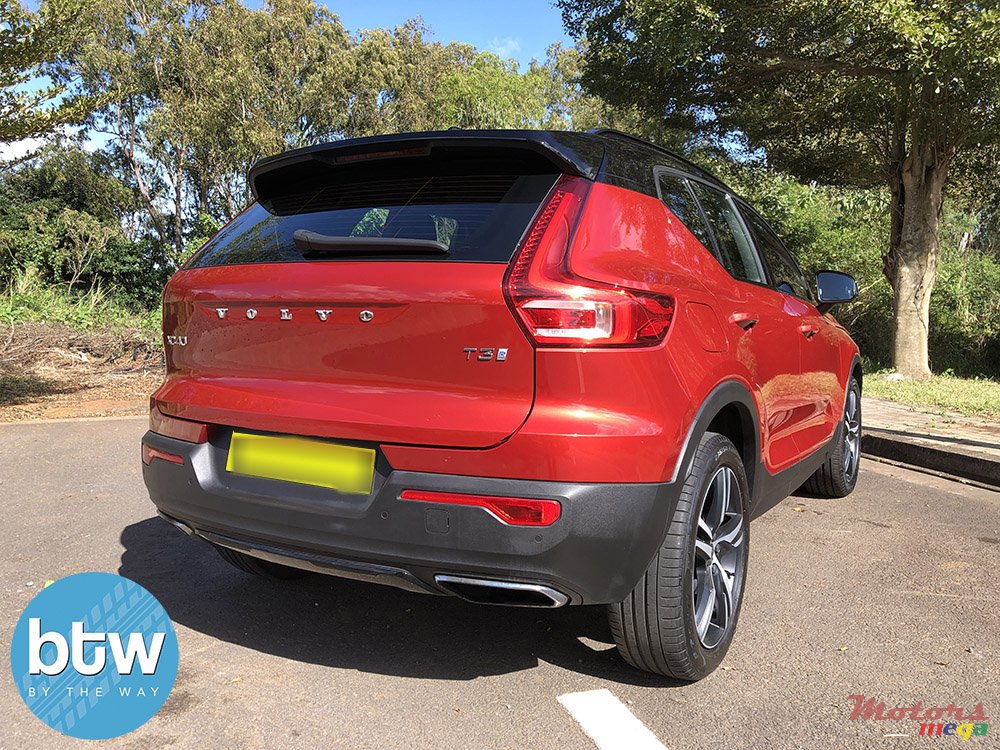 2021' Volvo XC40 R Design photo #2