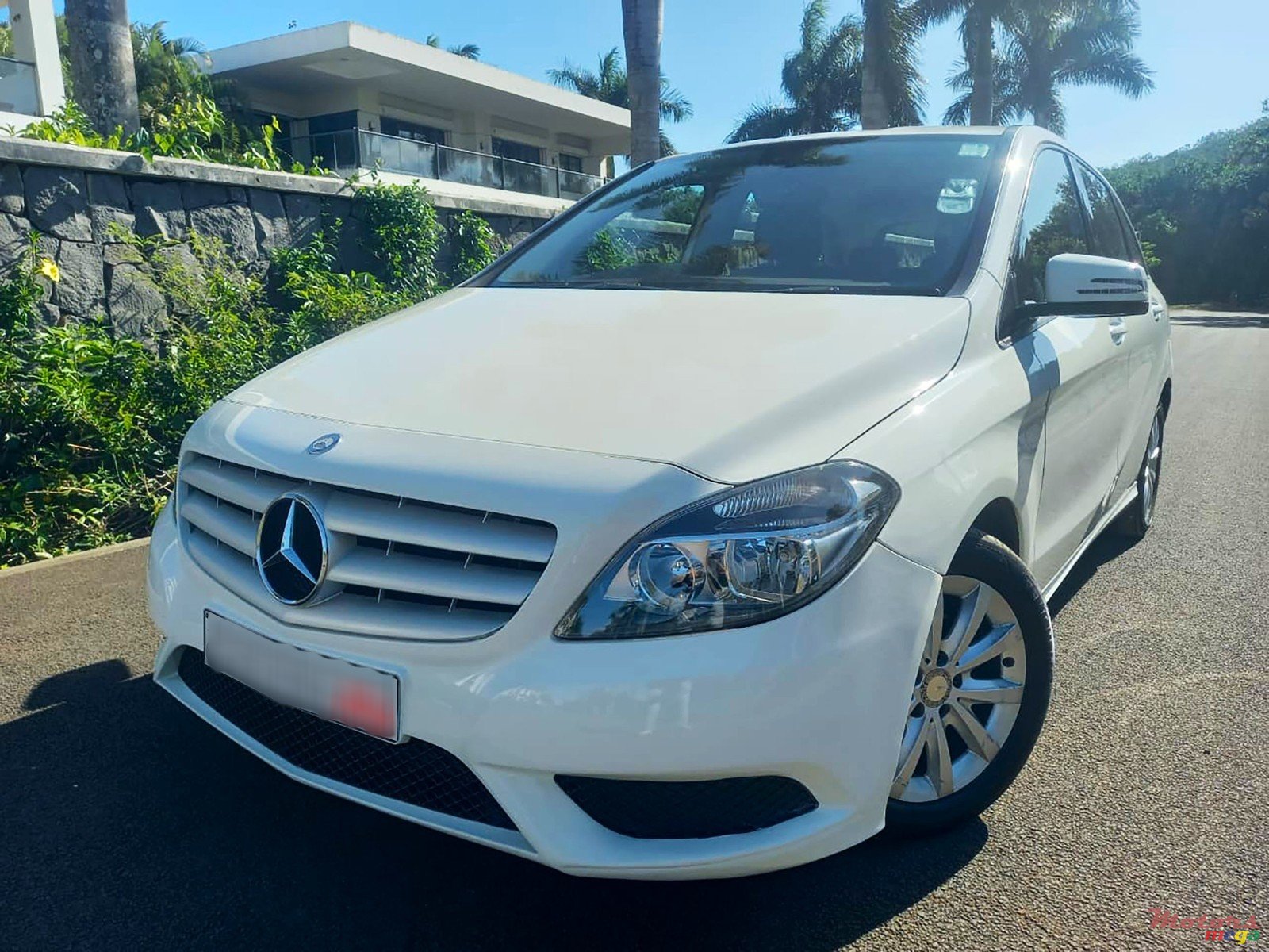 2013' Mercedes-Benz B 180 1.6 photo #1