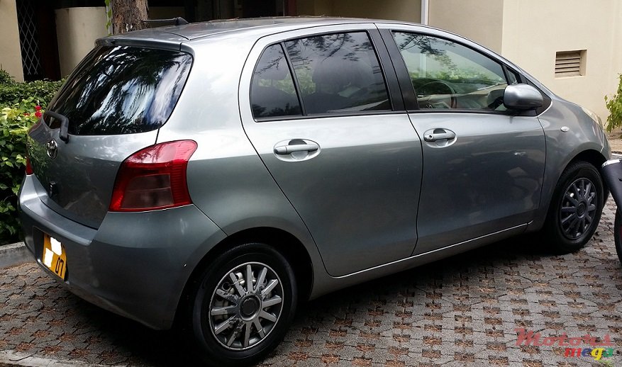 2007' Toyota Vitz photo #1