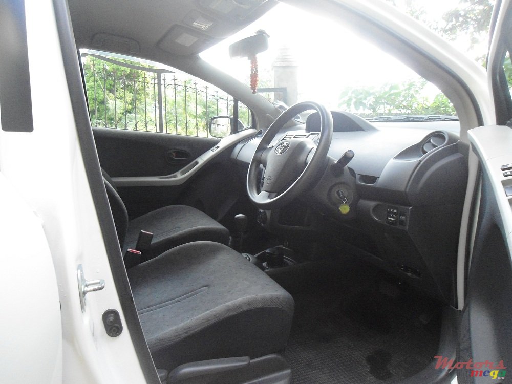 2010' Toyota Vitz photo #3