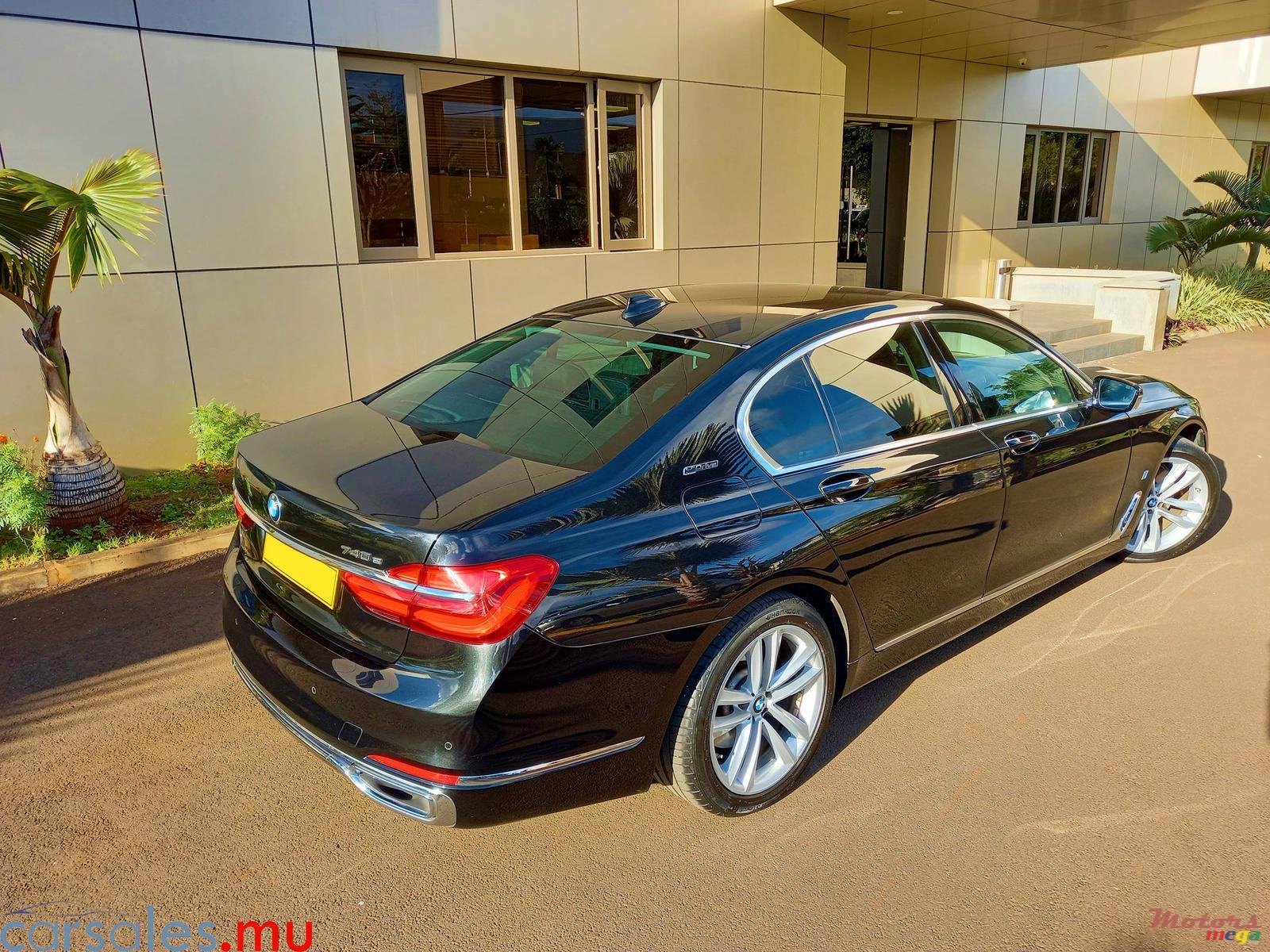 2017' BMW 740 e iPerformance photo #3