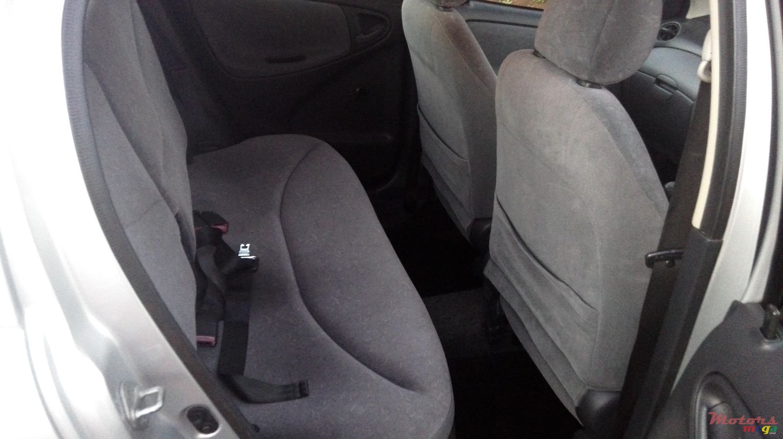 2000' Toyota Vitz photo #3