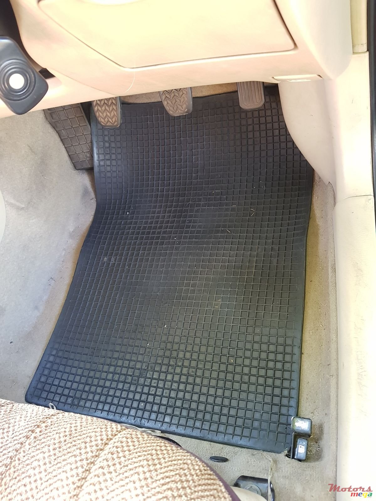 2004' Toyota Corolla NZE photo #4