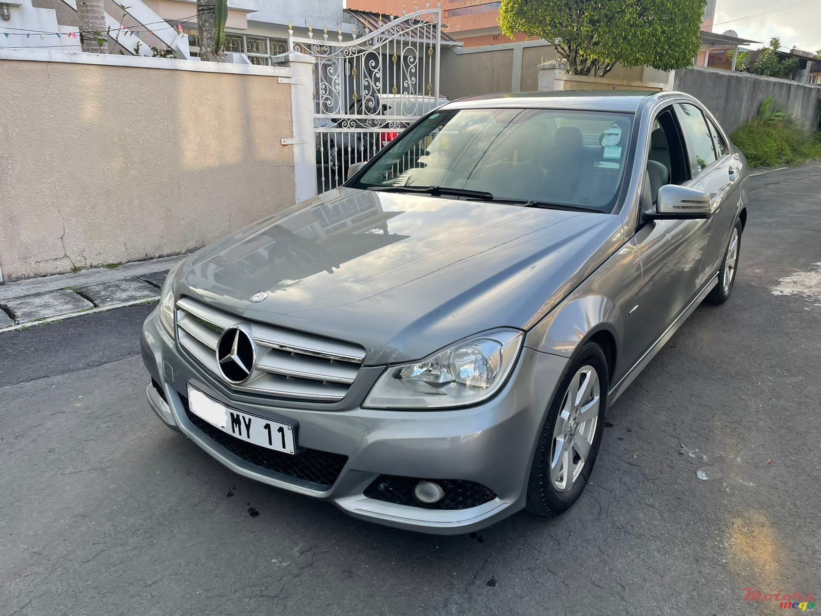 2011' Mercedes-Benz C-Class photo #2