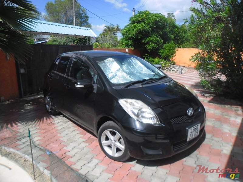 2009' Toyota Vitz photo #1