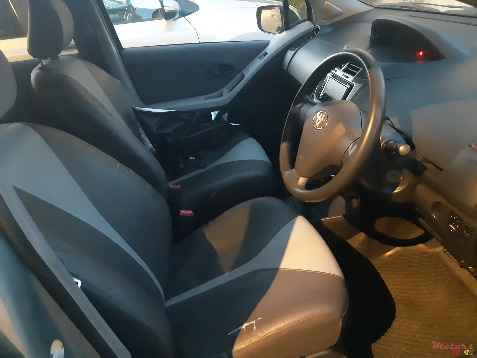 2009' Toyota Vitz photo #5