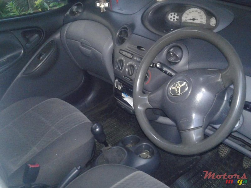 2002' Toyota Vitz photo #7