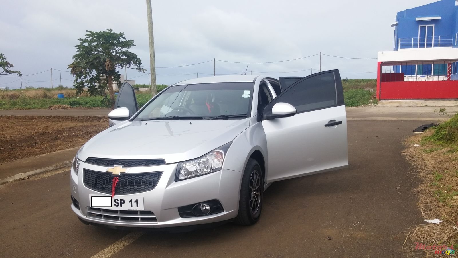 2011' Chevrolet Cruze photo #2