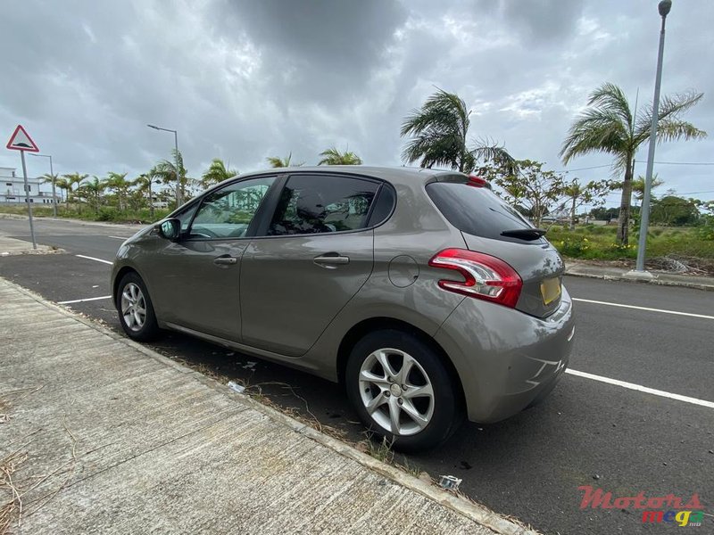 2015' Peugeot 208 photo #6