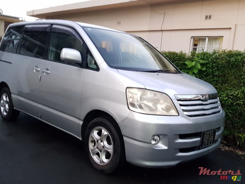 2001' Toyota Noah photo #1