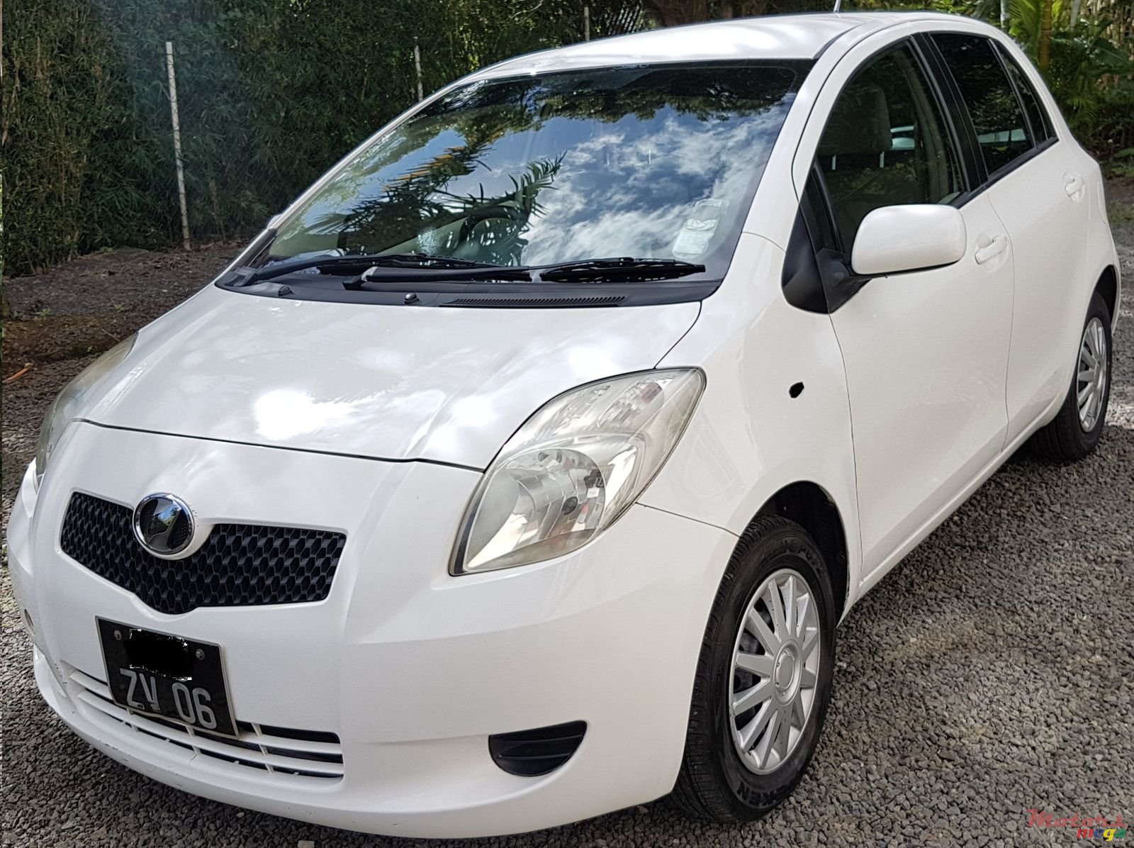 2006' Toyota Vitz photo #2