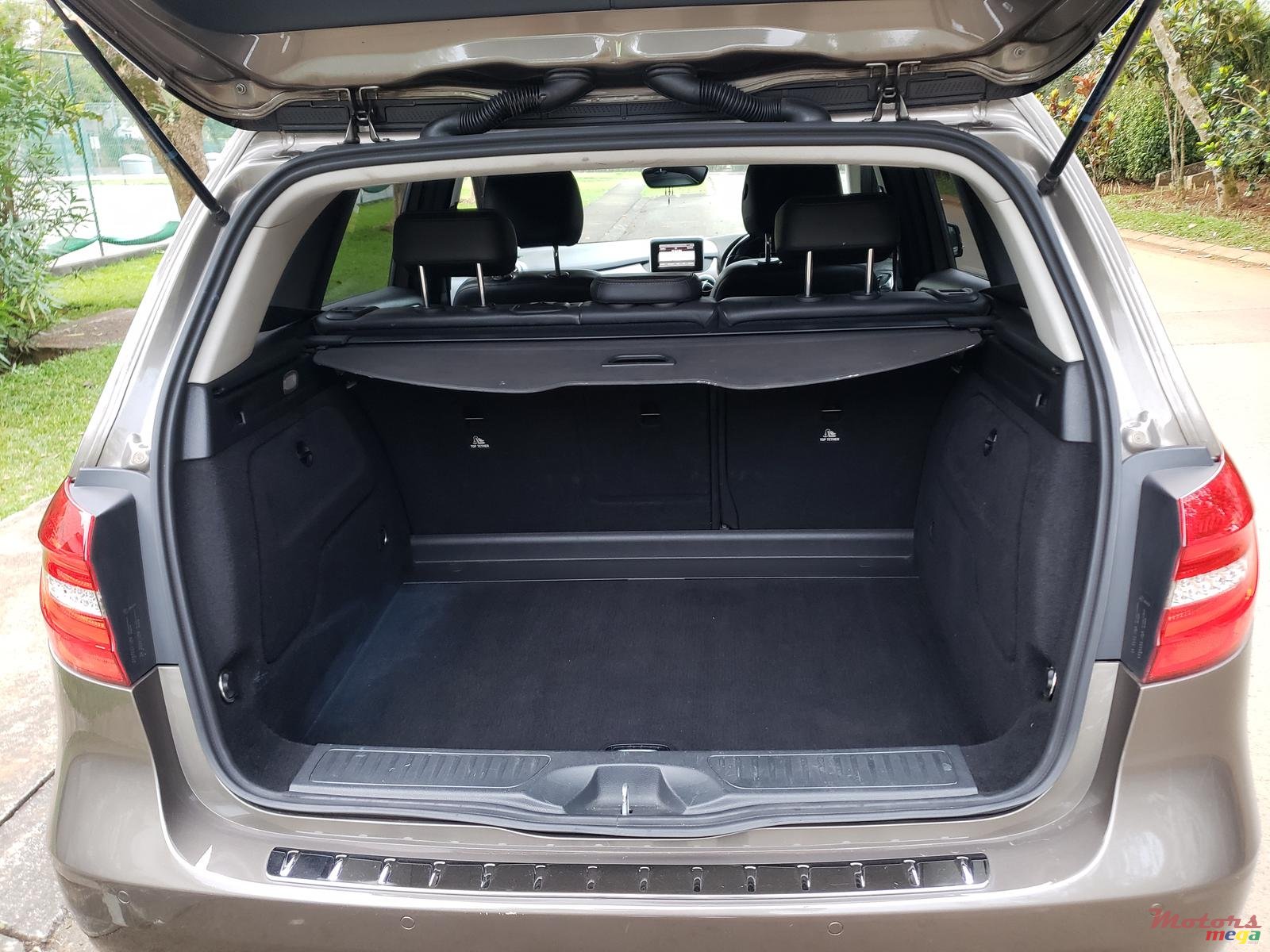 2013' Mercedes-Benz 200 photo #6