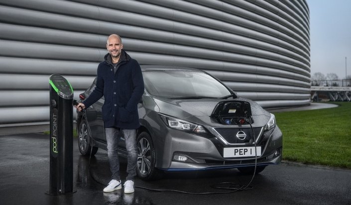 Pep Guardiola, entraîneur de Manchester City, fait la promotion de la voiture électrique