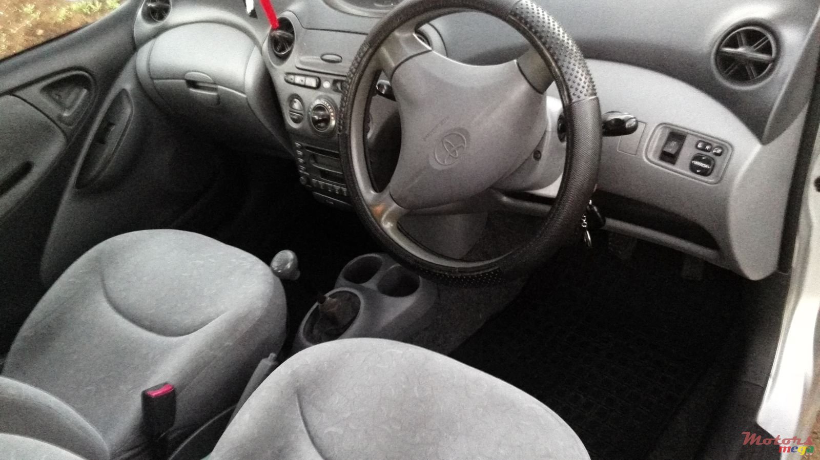 2000' Toyota Vitz photo #4