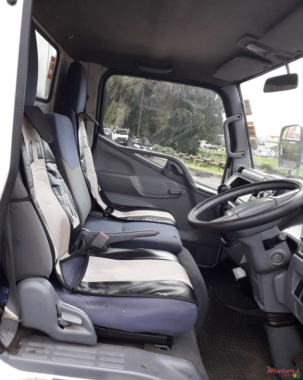 2012' Mitsubishi canter photo #2