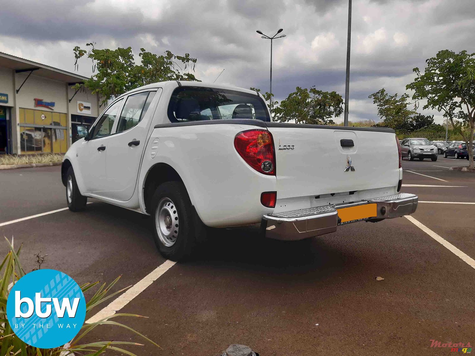 2014' Mitsubishi L 200 4X2 photo #2