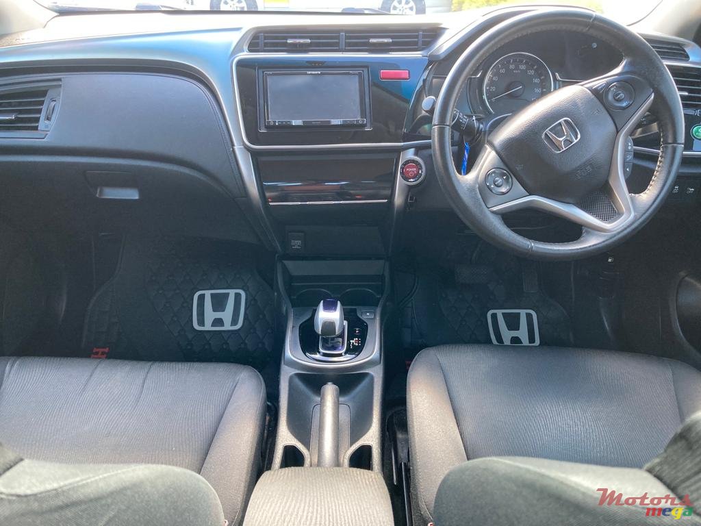 2015' Honda Grace photo #3