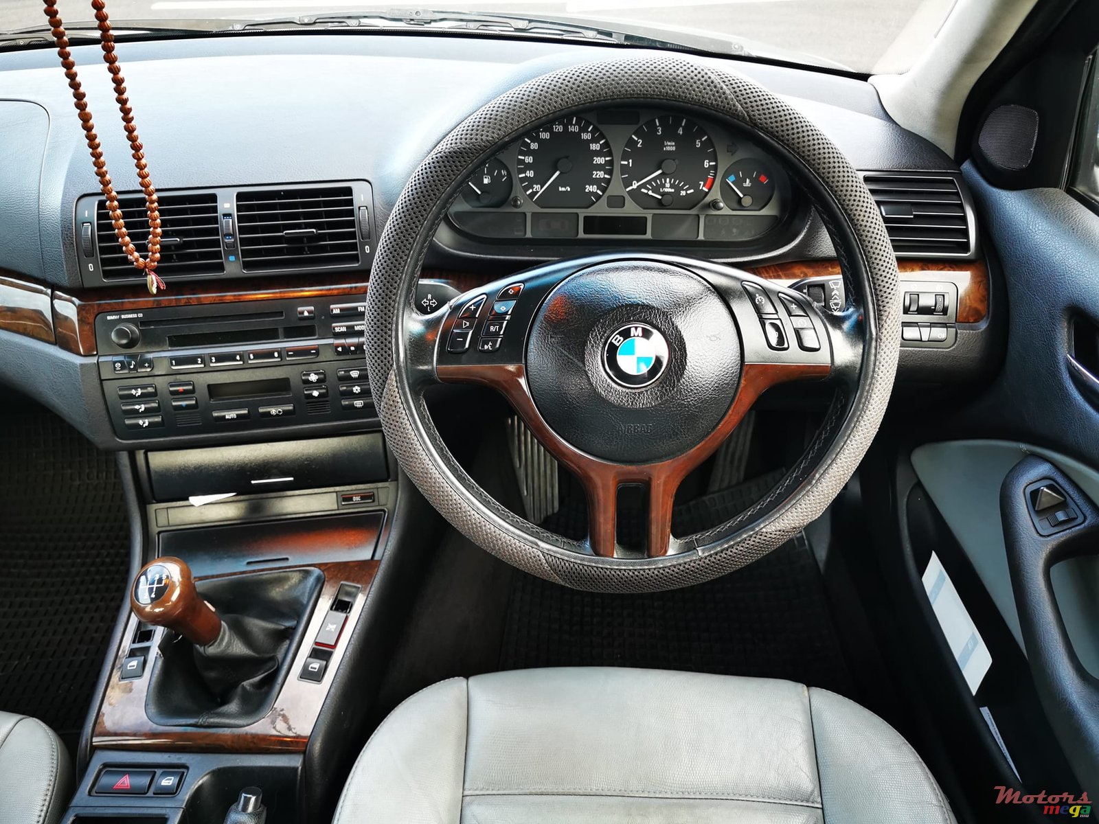 2004' BMW 3 Series 318i photo #6