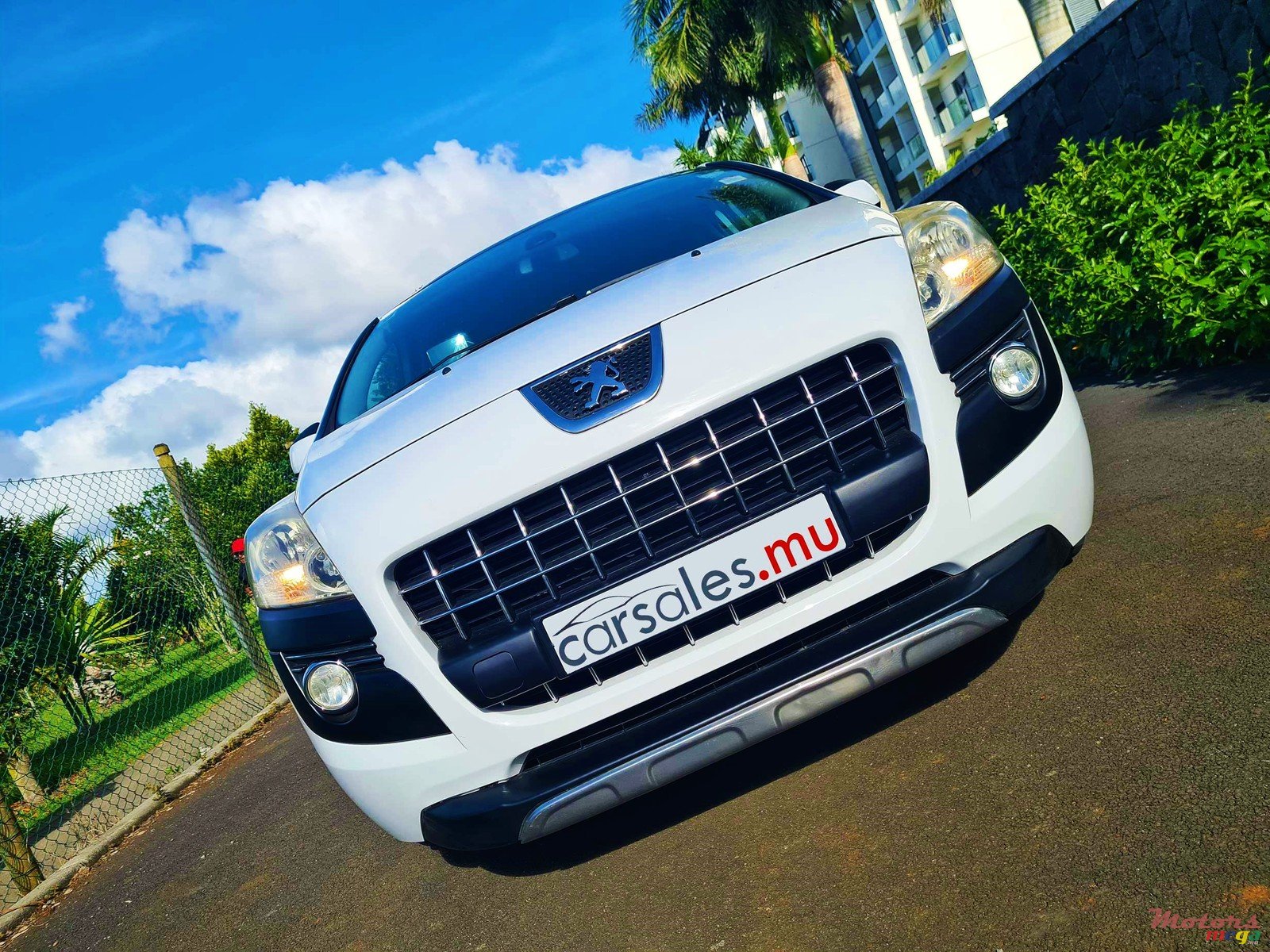 2011' Peugeot 3008 1.6 THP photo #1