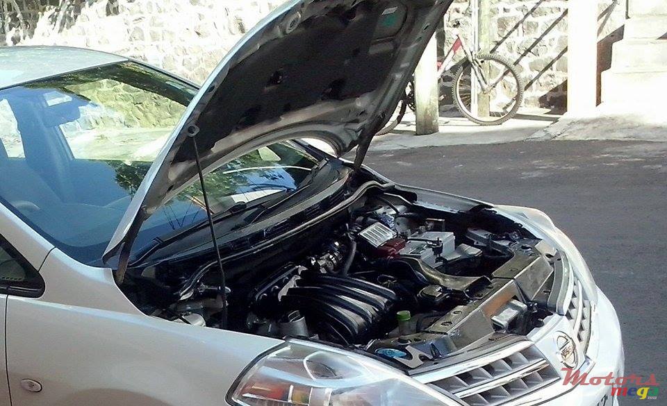 2010' Nissan Tiida dorigine photo #2