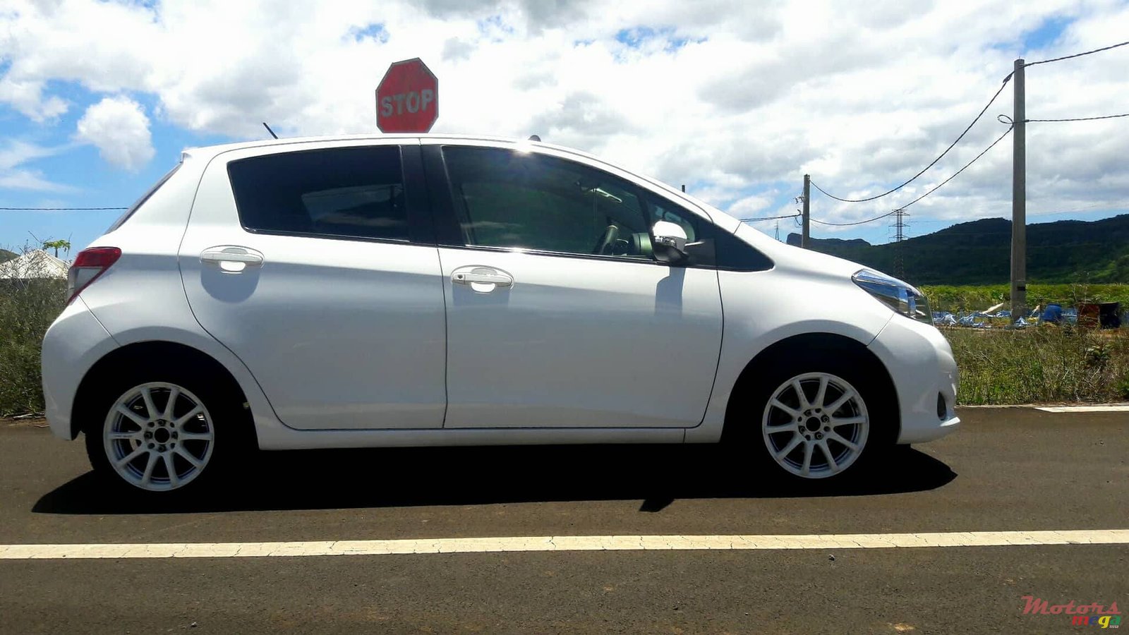 2012' Toyota Vitz photo #2