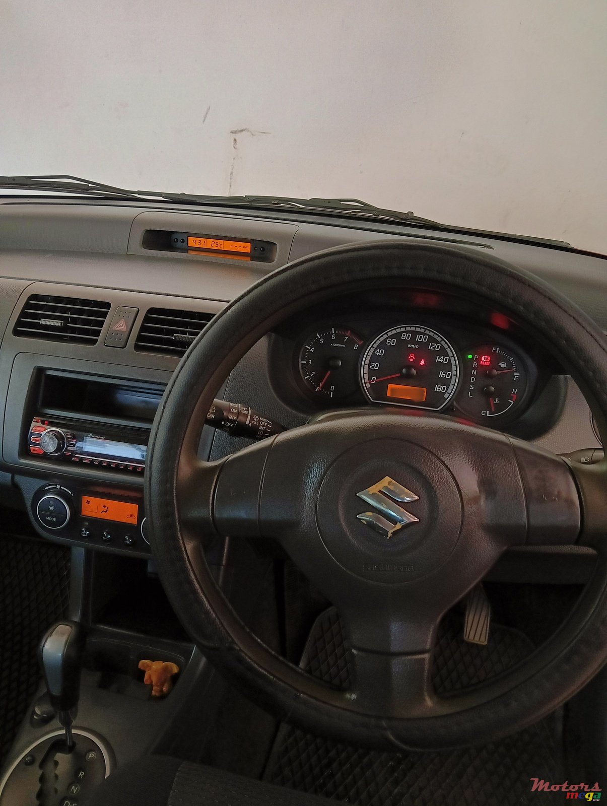 2010' Suzuki Swift photo #7