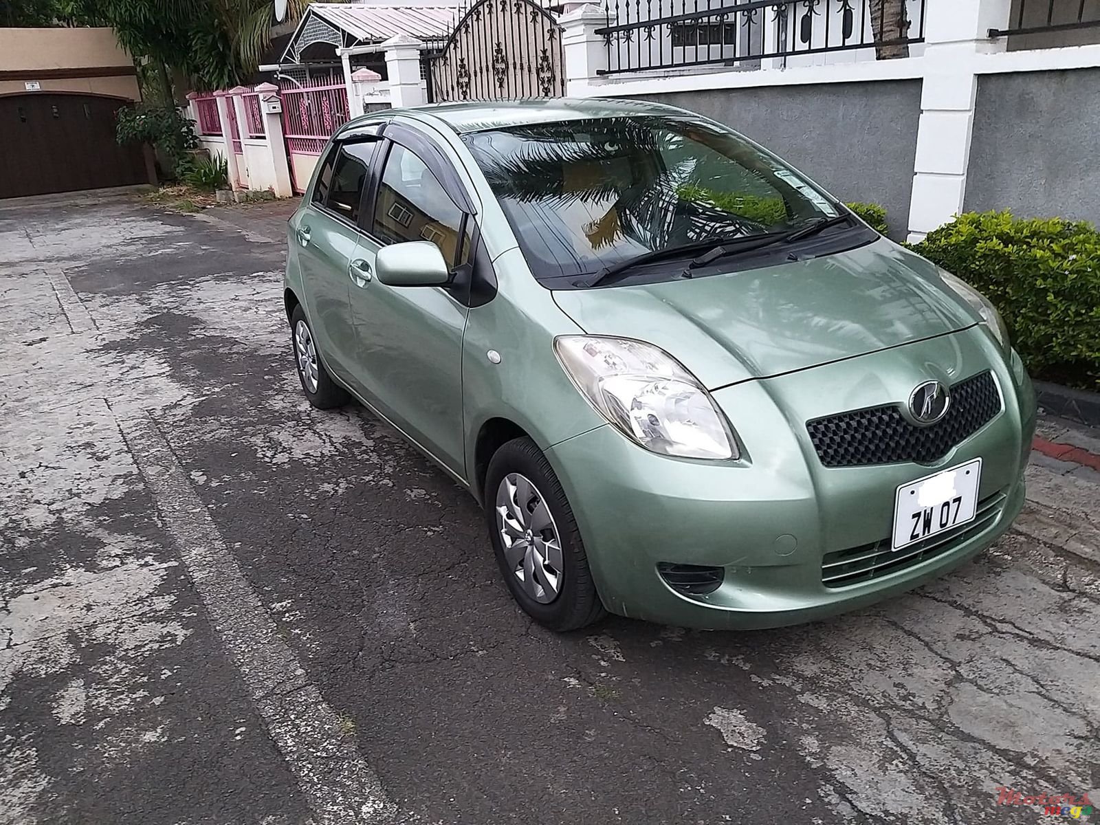 2007' Toyota Vitz KSP90 photo #2