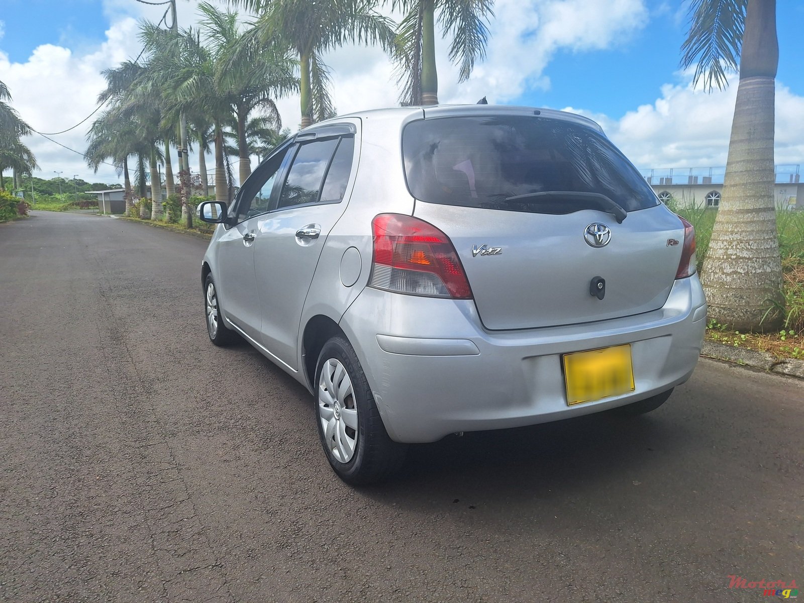 2009' Toyota Vitz photo #1