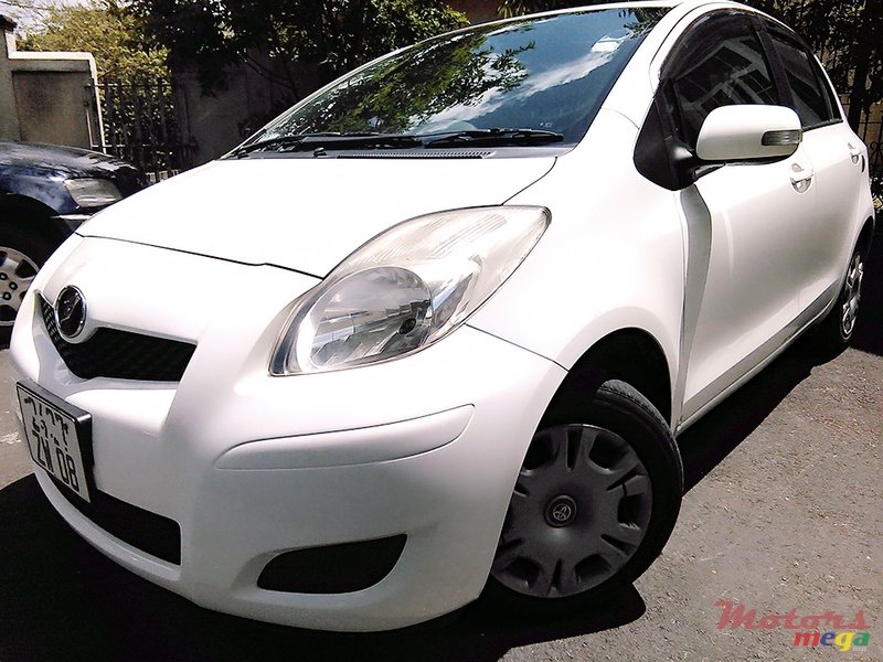 2008' Toyota Vitz photo #1