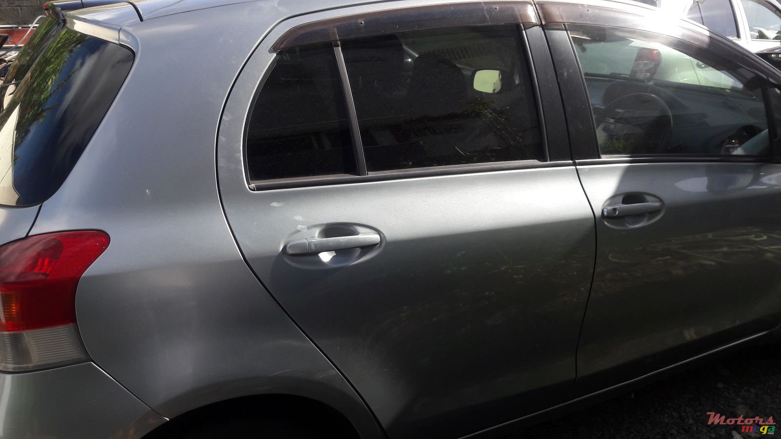 2009' Toyota Vitz photo #4