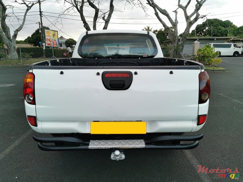 2010' Mitsubishi Sportero photo #2