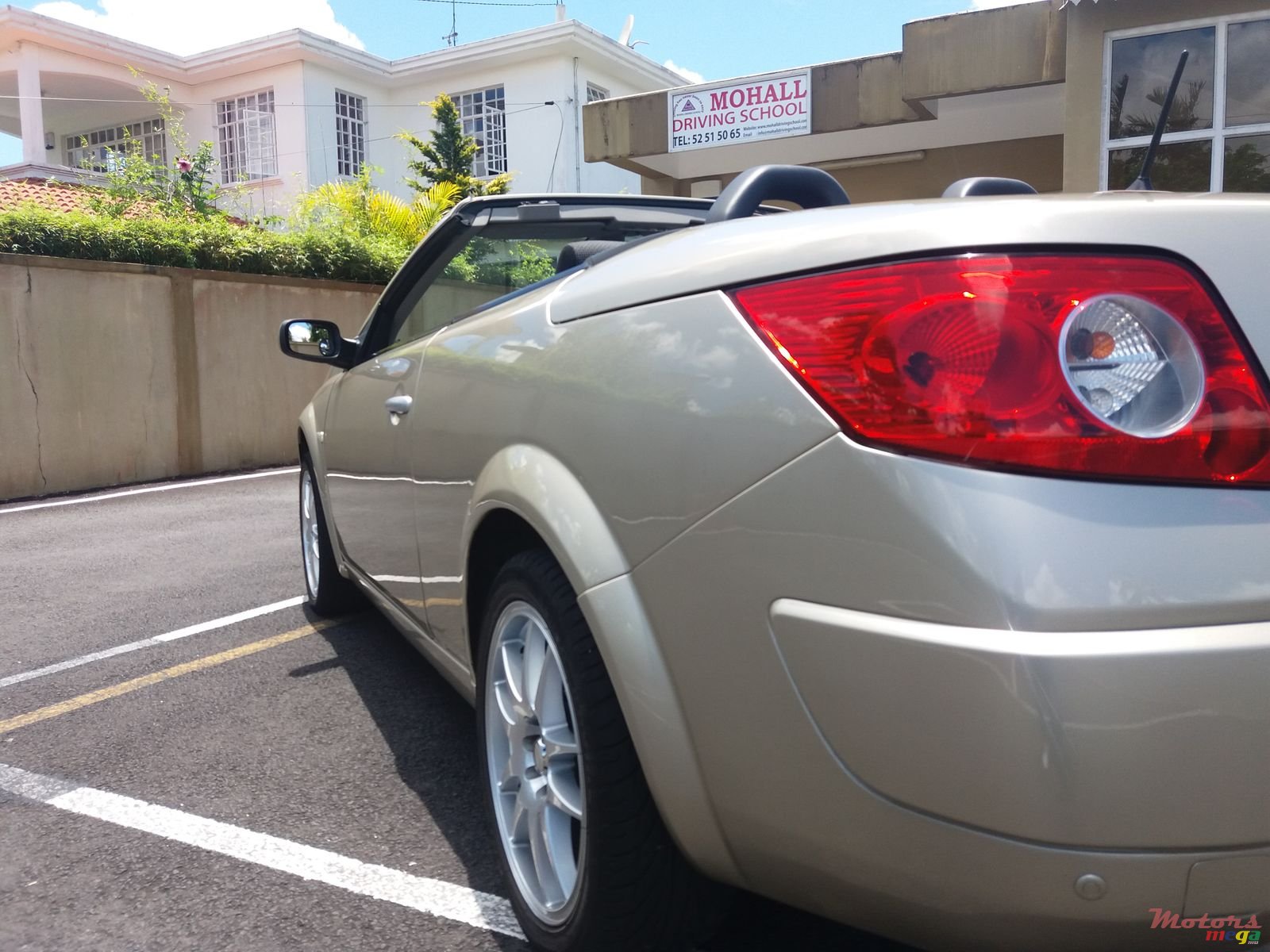 2008' Renault Megane photo #3