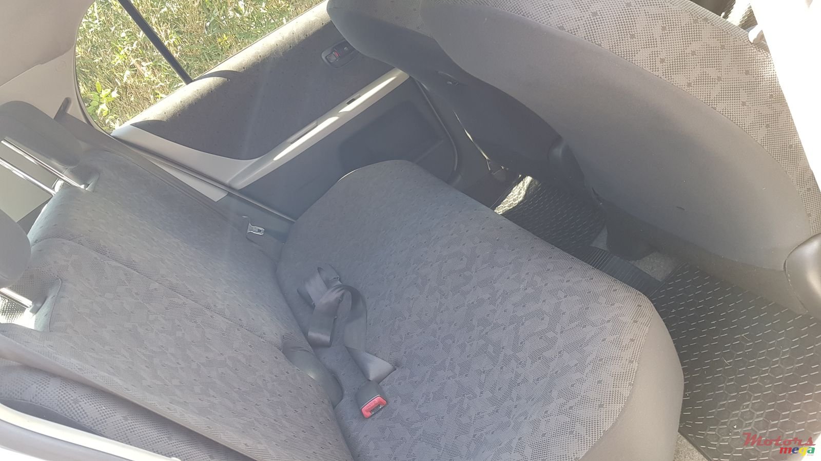 2009' Toyota Vitz 1300 photo #7