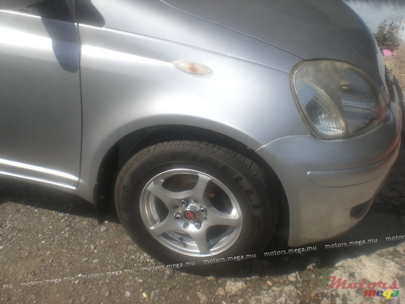 2002' Toyota Yaris photo #3