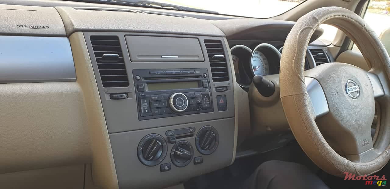 2010' Nissan Tiida photo #1