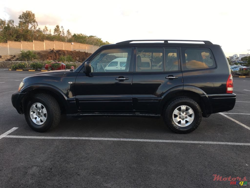 2005' Mitsubishi Pajero photo #3