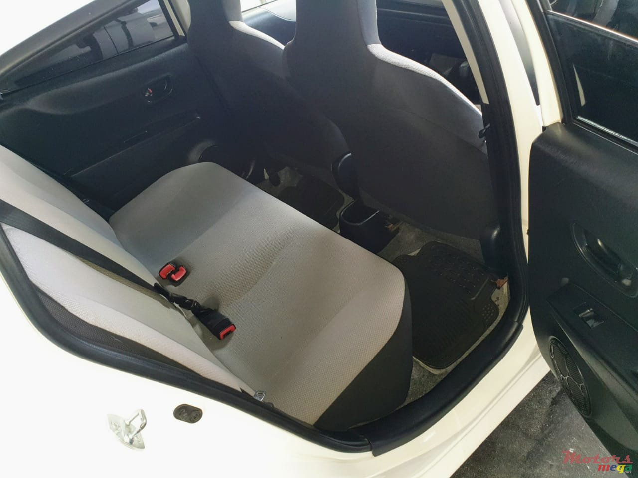 2013' Toyota Vitz photo #6