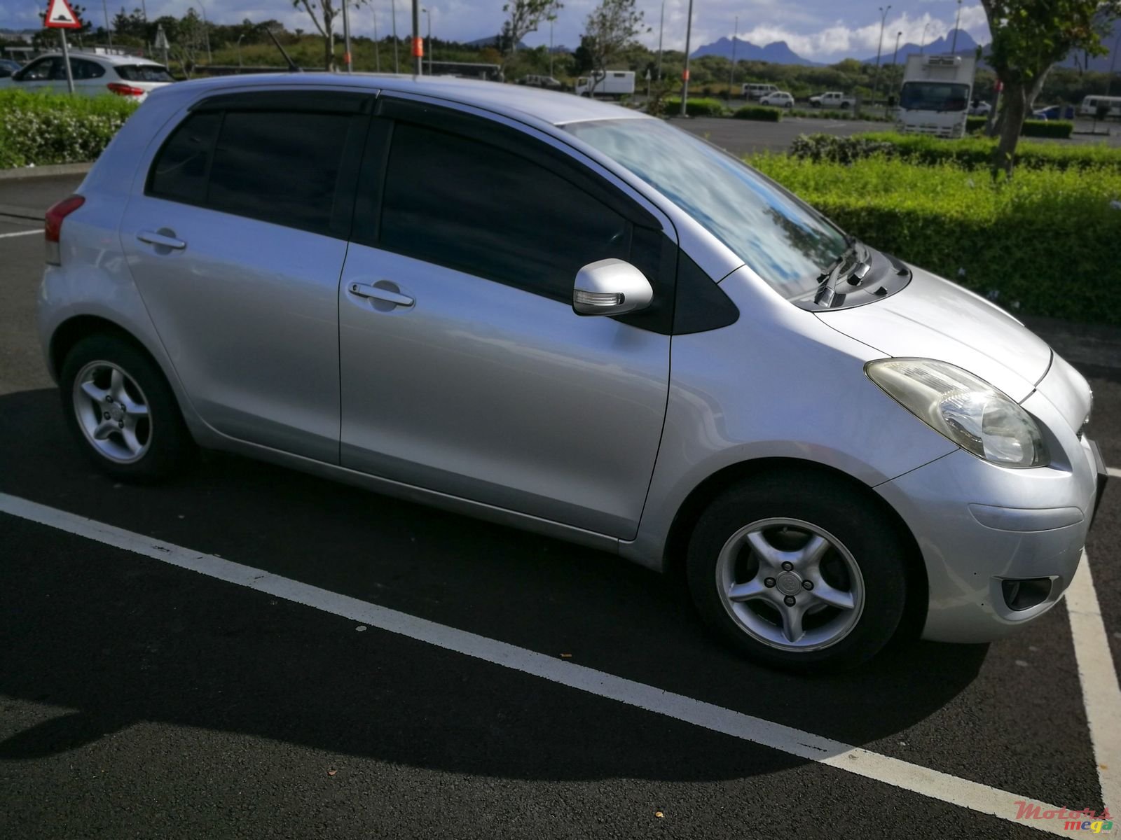2008' Toyota Vitz photo #2