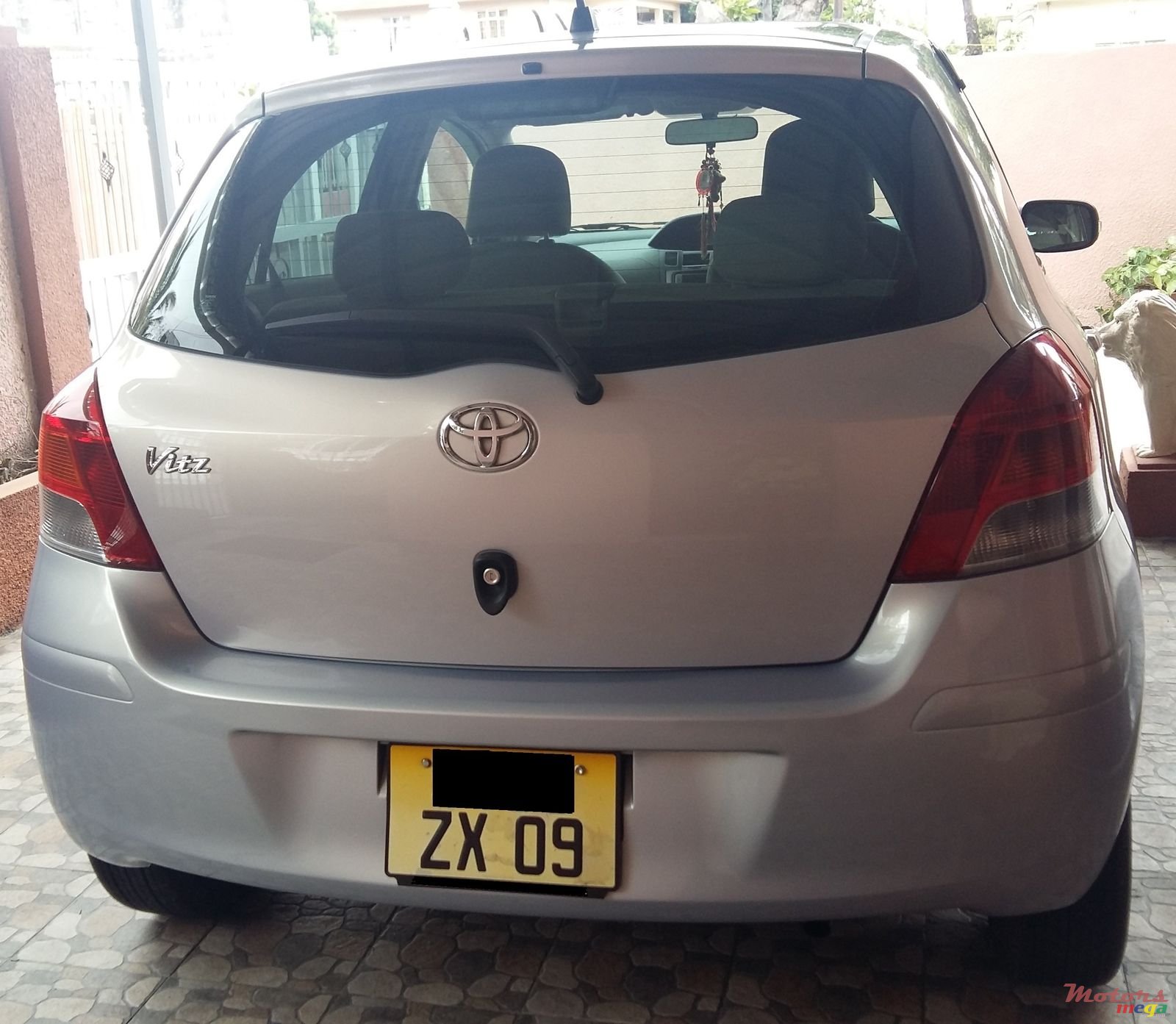 2009' Toyota Vitz photo #2