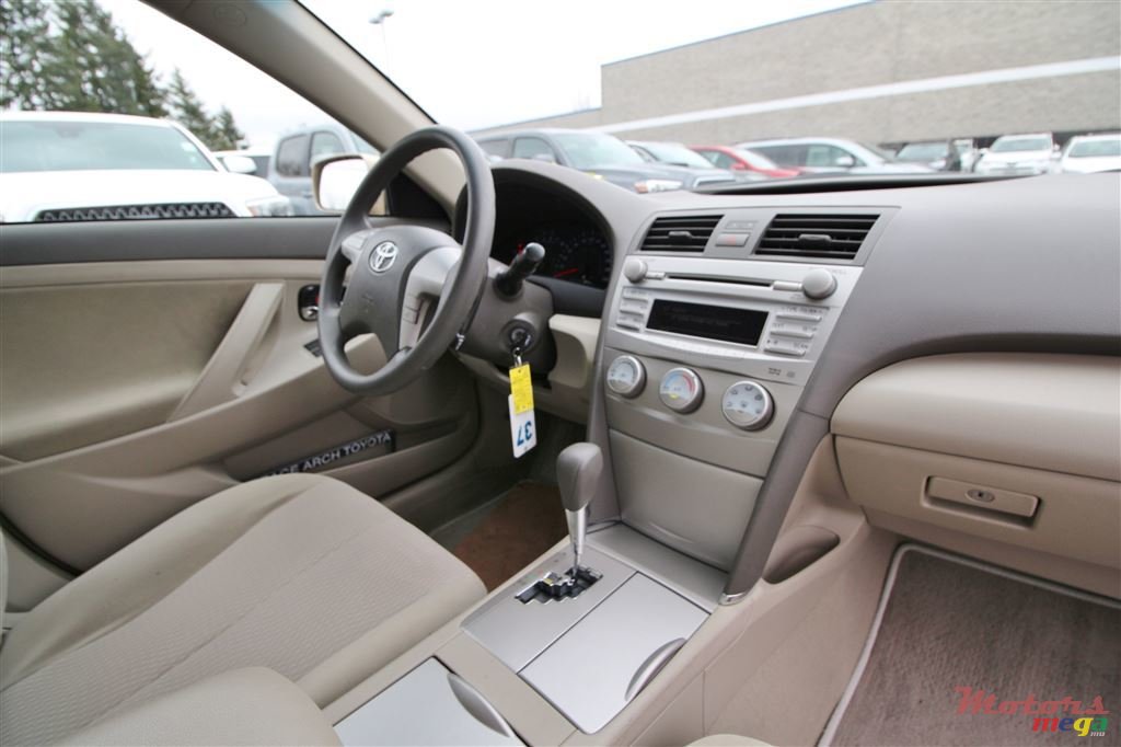 2011' Toyota photo #4