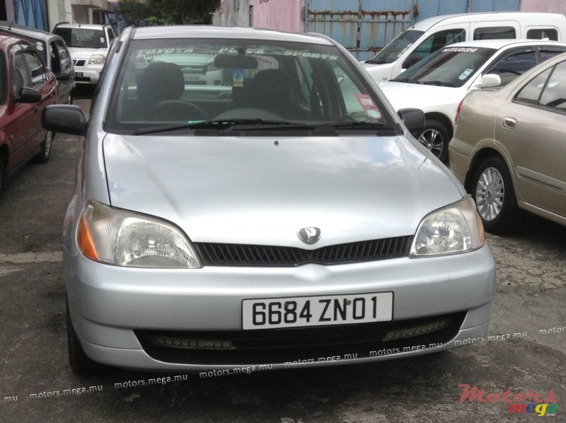 2001' Toyota Platz photo #1