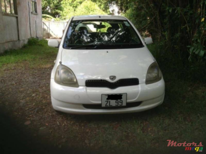 1999' Toyota Vitz photo #1