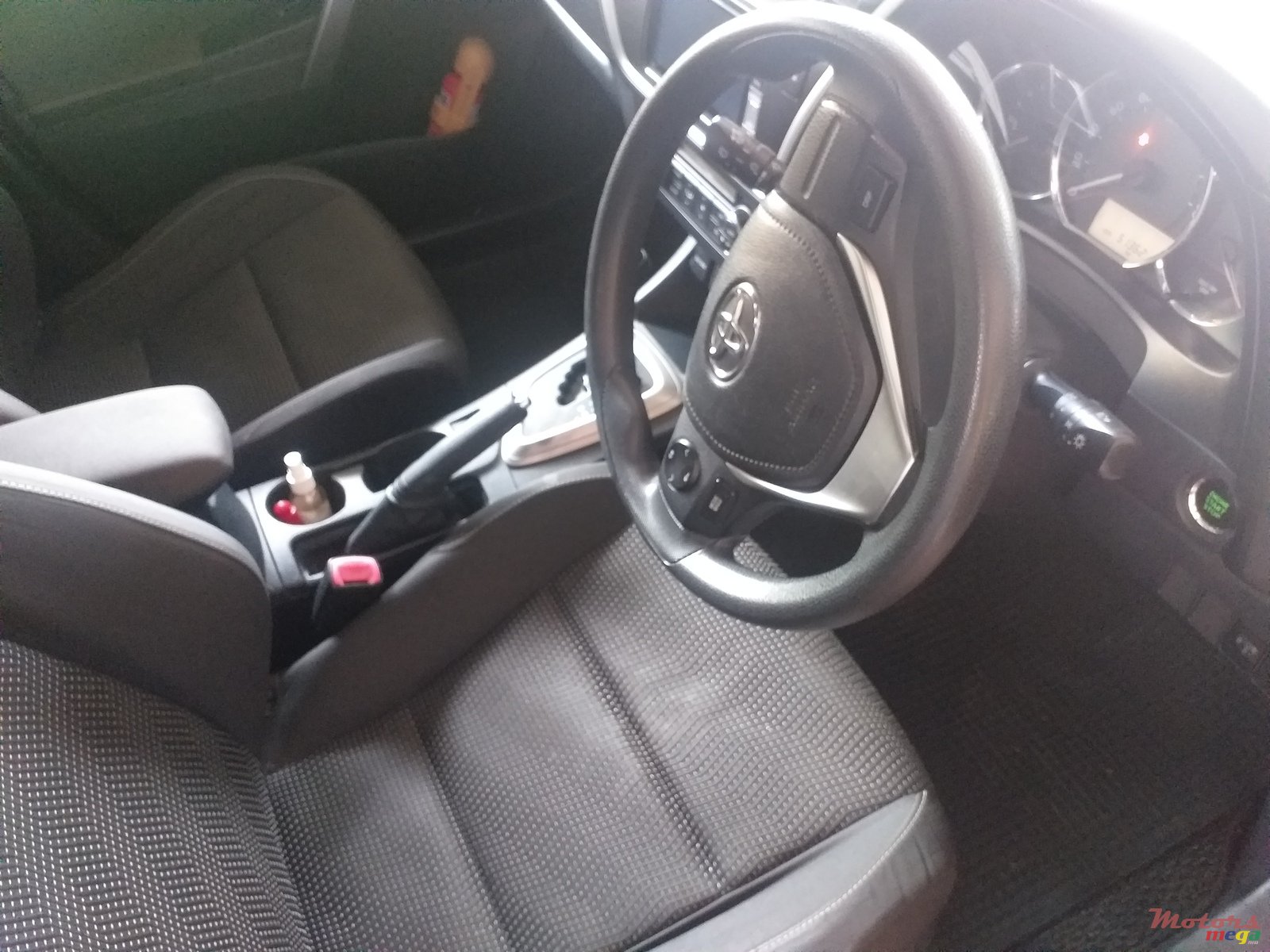 2013' Toyota Auris photo #2