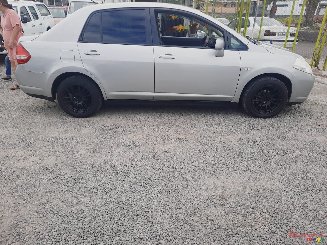 2004' Nissan Tiida photo #2