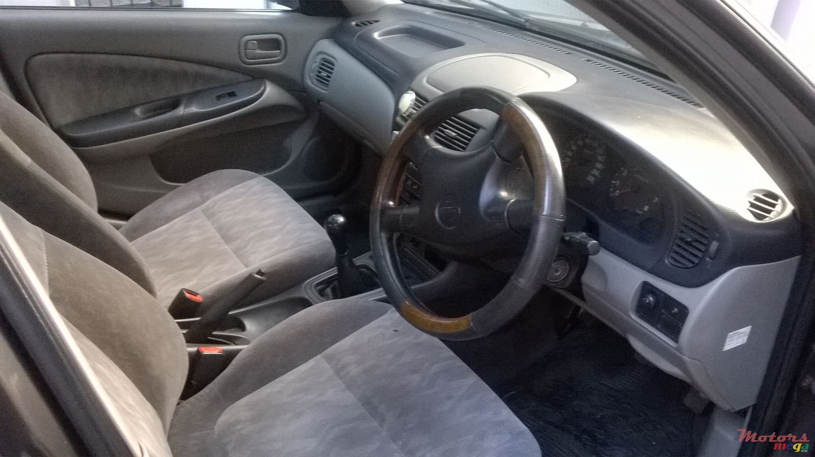 2000' Nissan Sunny sunroof-alloywheels-DVD screen photo #5