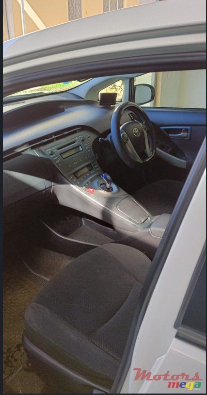 2013' Toyota Prius photo #5