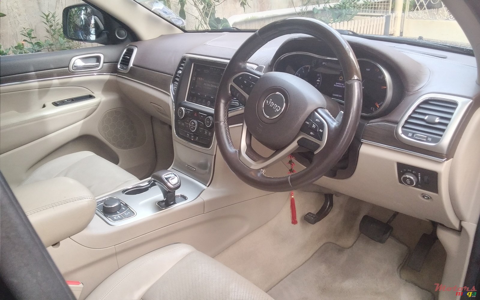 2014' Jeep Grand Cherokee Overland photo #4