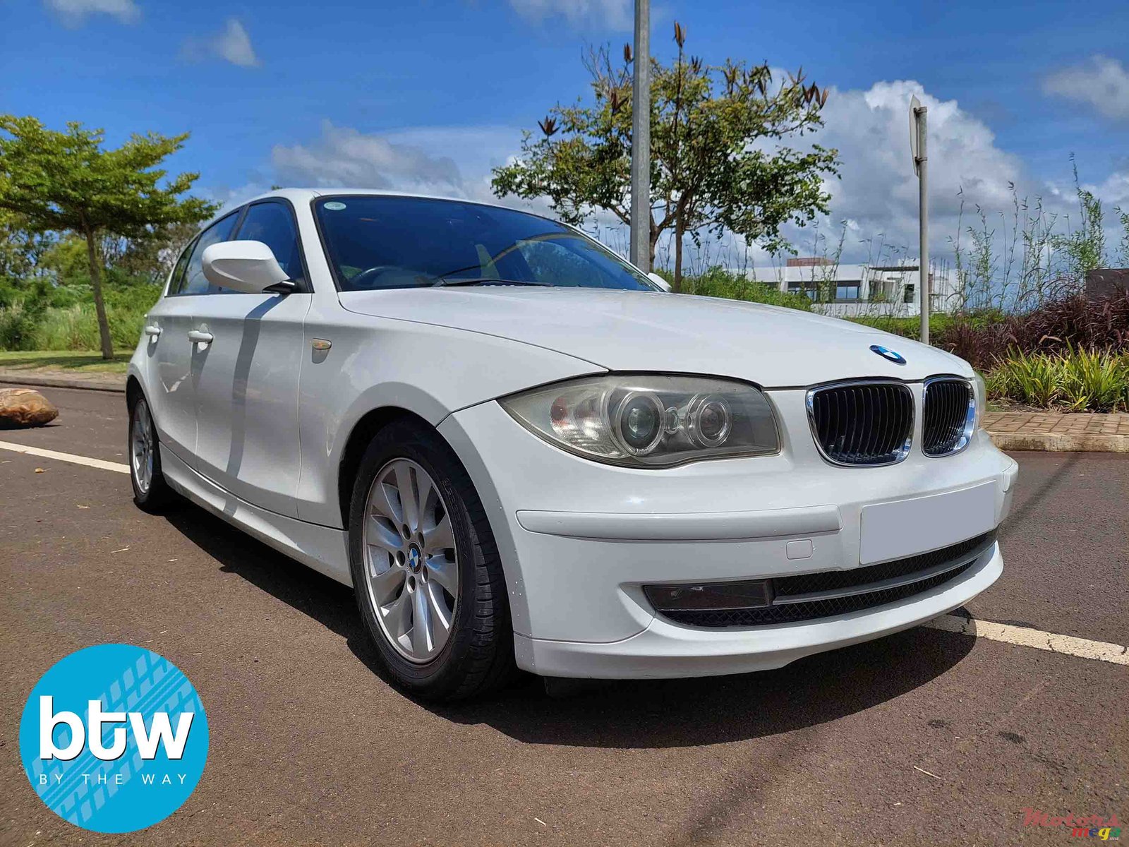 2011' BMW 1 Series photo #1